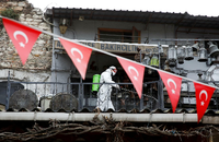 Coronavirus in der Türkei: Ein Arbeiter desinfiziert einen Teil des Großen Bazars in Istanbul. Foto: Reuters/Umit Bektas