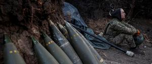 Die Ukrainer brauchen dringend neue Artilleriemunition an der Front.