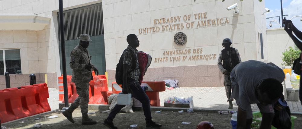 Vor der US-Botschaft in Haiti