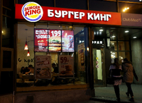 Laut der Yale School of Management stellten mehr als 300 Firmen ihre Aktivitäten in Russland ein, Burger King ist noch aktiv. Foto: Maxim Zmeyev/Reuters