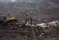 Arbeiter bohren auf einem offenen Kohlefeld im östlichen Bundesstaat Jharkhand. Foto: Reuters