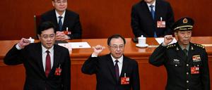 Nicht mehr im Amt: Chinas Außenminister Qin Gang (ganz links) und Verteidigungsminister Li Shangfu (ganz rechts).