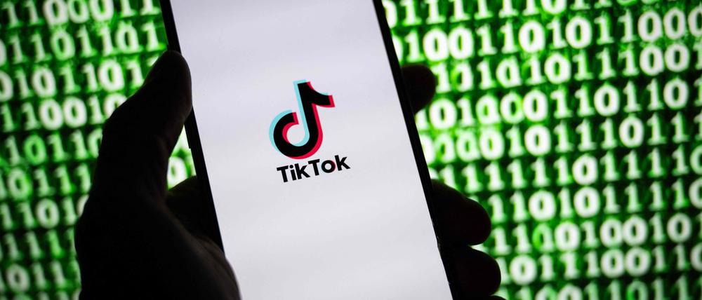 Ein Smartphone mit dem Logo der App Tiktok. 