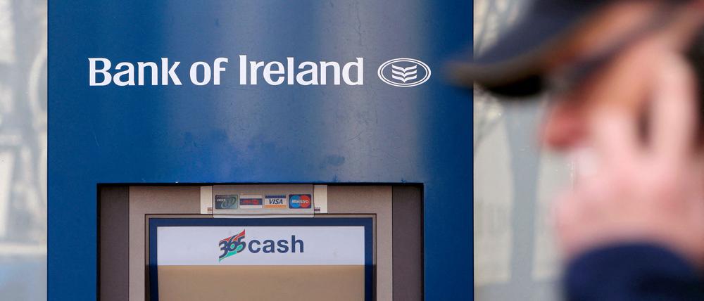 Bargeldautomat der Bank of Ireland im nordirischen Belfast.