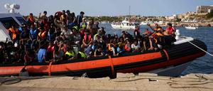 Migranten kommen am 18. September 2023 im Hafen der italienischen Insel Lampedusa an.
