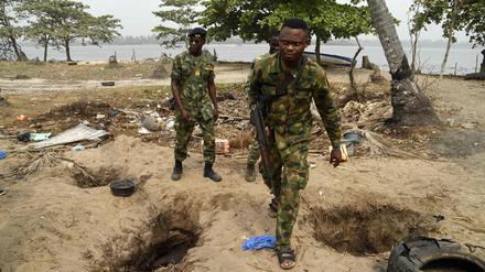 Soldaten retteten mehr als 20 Frauen und zwei Babys in einer illegalen Einrichtung im Südosten Nigerias.