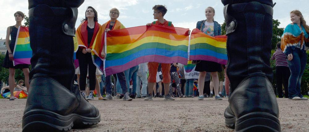 Bei einer Demonstration in St. Petersburg 2021 wird die Regenbogenflagge gezeigt. 