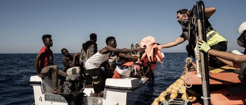 Mitglieder von SOS Méditerranée retten Migranten vor der Küste Libyens. 