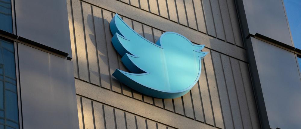 Twitter will am 1. April damit beginnen, die kostenlosen blauen Häkchen-Symbole für verifizierte Profile zu entfernen. Um das Zeichen zu behalten, müssten Einzelpersonen das pro Monat acht Euro teure Abo Twitter Blue abschließen, hieß es in einem Tweet in der Nacht zum Freitag.