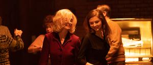 Die glamouröse Rebecca (Anne Hathaway) fordert die stille Eileen (Thomasin McKenzie) zum Tanz auf.