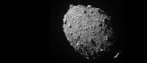 Der Asteroid Dimorphos kurz vor dem Einschlag der Sonde