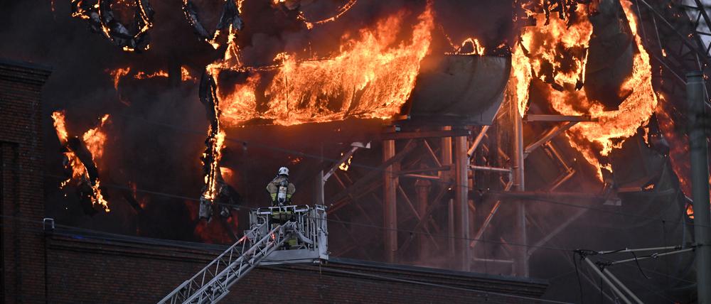 Ein Feuerwehrmann bei dem Großbrand, der im Spaßbad „Oceana“ in Göteborg ausgebrochen ist. 