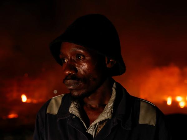 David Muiruri Kamande, ein Anwohner der Mradi-Siedlung im Bezirk Embakasi, wurde nachts von den Flammen überrascht.