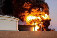 Dschihadisten des "Islamischen Staats" (IS) haben einen Öltank im Hafen von Es Sider in Libyen angegriffen. Foto: REUTERS