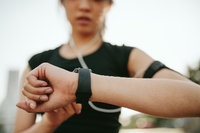 Das Corona-Warn-Armband ähnelt einem Fitnesstracker. Foto: Getty Images / iStockphoto
