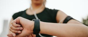 Fitness-Armbanduhren sammeln Daten. Die können für Gesundheitsvorsorge ausgewertet werden.