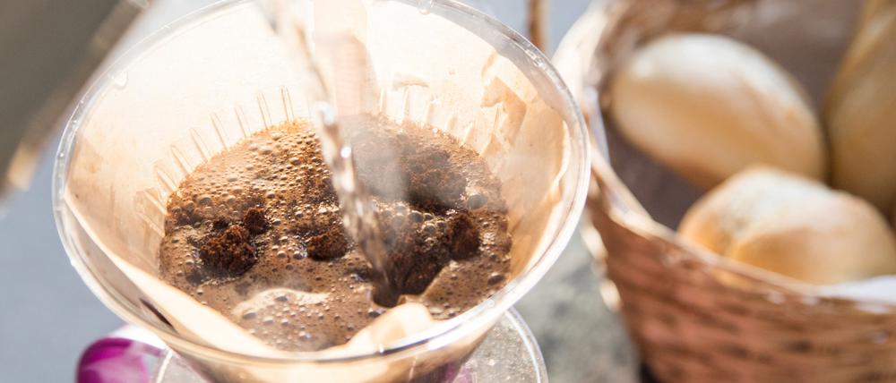 Im Kaffeefilter bleiben chemische Verbindungen hängen, die schädlich sein können.