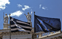 Griechische und europäische Flagge in Athen dpa
