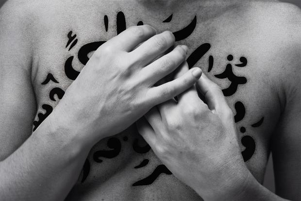 Zur Ausstellung gehört auch eine Fotoserie, zum ersten Mal  zeigt Shirin Neshat weibliche Körper nackt. Hier: Flavia, aus der Serie „The Fury“, 2023.