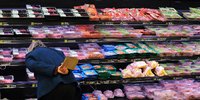 Eine Frage der Haltung: Im Supermarkt überwiegt Billigfleisch. Foto: dpa