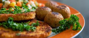 Falafel, vegane Schnitzel und Gemüse – etwa zwölf Prozent der Menschen in Deutschland ernähren sich nach einer Umfrage mittlerweile vegetarisch oder vegan.