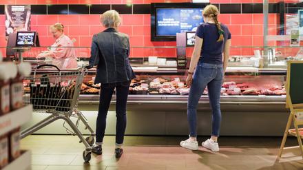 Darf’s ein bisschen mehr sein? Experten haben einen Aufschlag von 40 Cent pro Kilo Fleisch und Wurstwaren vorgeschlagen. 