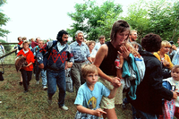 Spaziergang in die Freiheit, aber nur für 600 DDR-Bürger. Wer später über die Grenze wollte, wurde beim Paneuropäischen Picknick bei Sopron am 19. August 1989 zurückgewiesen, Foto: Votava/dpa
