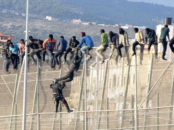 Flüchtlinge überwinden den Grenzzaun zwischen Marokko und der spanischen Enklave Melilla. 