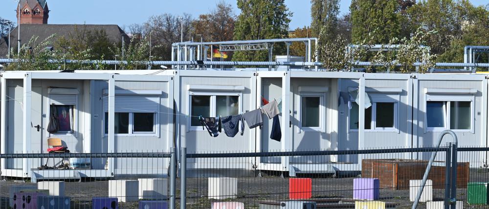 Die Container am Columbiadamm auf dem Tempelhofer Feld sind Unterkünfte für Geflüchtete. Der Bedarf an Unterbringungsmöglichkeiten in Berlin nimmt weiter zu. 