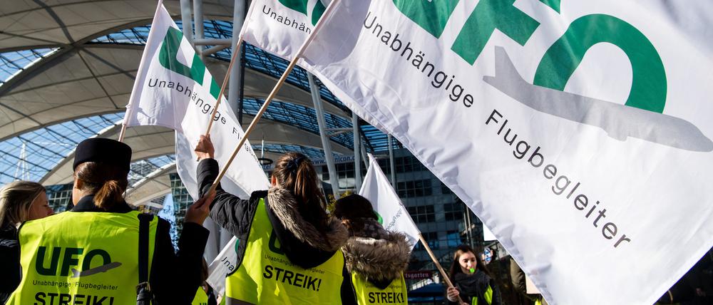 Flugbegleiter:innen der Unabhängigen Flugbegleiter Organisation UFO beim Streik am Münchner Flughafen