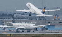 Heben Lufthansa-Jets derzeit leer ab? Foto: Boris Roessler/dpa