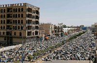 Wie zu jedem Freitagsgebet in den vergangenen Wochen blockierten auch heute hundertausende Anhänger der Houthi-Rebellen die Zufahrt zu Sanaas Flughafen. Foto: Reuters