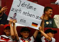Solidarität beim Fußballspiel Deutschland-Slowakei. Foto: Michael Dalder/REUTERS