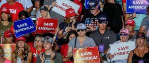 Anhänger von Donald Trump mit Plakaten „Rette Amerika“ (Archivbild von 2022).