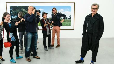 Der Filmregisseur und Fotograf Wim Wenders posiert in der Ausstellung "Time Capsules". 