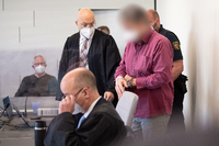Der Angeklagte im Prozess um den Tankstellen-Mord wird in Handschellen in den Gerichtssaal gebracht. Foto: Sebastian Gollnow/dpa Pool/dpa