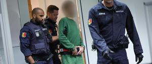 Der Angeklagte Ibrahim A. wird in Handschellen in den Gerichtssaal  Itzehoe in Schleswig-Holstein gebracht.