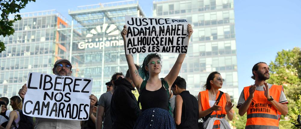 Demonstrierende fordern Gerechtigkeit für die Polizeiopfer und die festgenommenen „Kamerad:innen“ am 10. Juli in Paris.