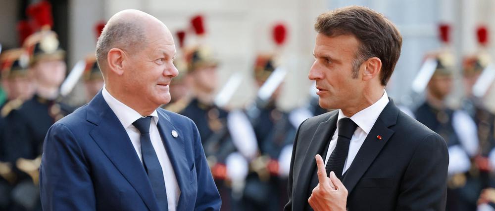 Frankreichs Präsident Emmanuel Macron (r.) mit Kanzler Olaf Scholz in Paris.  