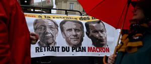 Protest gegen die Rentenreform in Rennes mit einem Plakat, das Premierministerin Elisabeth Borne, Präsident Emmanuel Macron and Arbeitsminister Olivier Dussopt zeigt. 