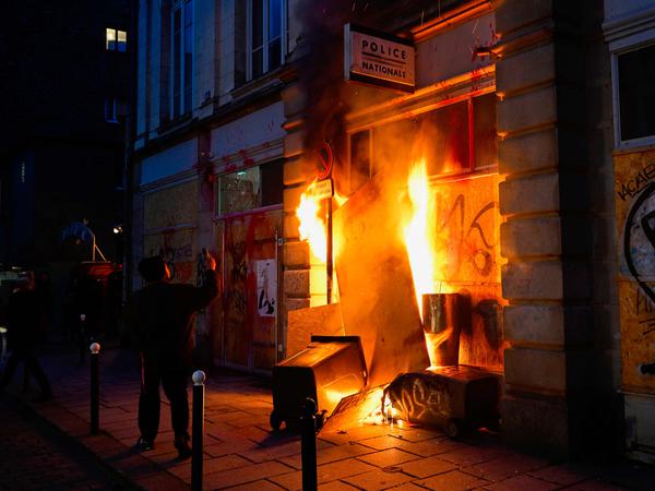 In Rennes brennt eine Polizeistation.