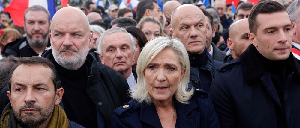 Die Präsidentschaftskandidatin des rechtsextremen Rassemblement National, Marine Le Pen, bei einer Demo gegen Antisemitismus in Frankreich.