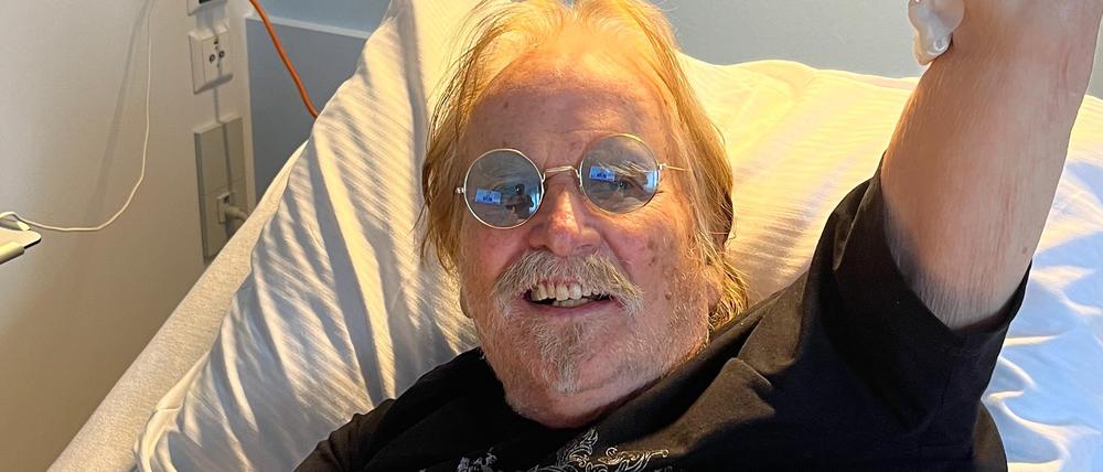 Musiker Frank Zander liegt in einem Krankenhausbett.