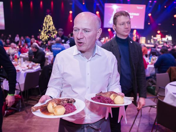 Kai Wegner (CDU), Regierender Bürgermeister von Berlin, serviert bei der 29. Weihnachtsfeier für Obdachlose und Bedürftige des Sängers Frank Zander im Hotel Estrel Gänsebraten.
