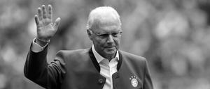 Ehrenpräsident Franz Beckenbauer geht während der Präsentation der Meistermannschaften vor Spielbeginn zum Podium und winkt. 