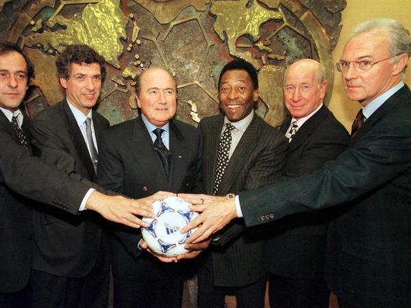Illustre Runde. Franz Beckenbauer mit Michel Platini, Angel Maria Villar Llona, Joseph Blatter, Pele und Bobby Charlton (v.l.)