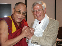 Hand in Hand. Klimaaktivist Franz Alt, hier mit dem Dalai Lama, unterstützt die Veranstaltung. Foto: privat