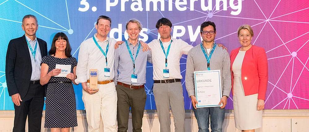 Die Start-up-Gründer von Factor 4 Solutions erhalten den Siegerpreis.