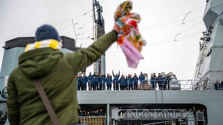 Abschied in Wilhelmshaven - eine Angehörige winkt am Donnerstagvormittag der Besatzung der Fregatte „Hessen“ hinterher.  