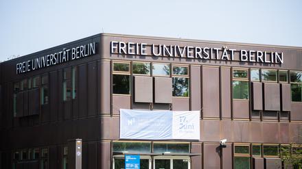 Der Schriftzug der Freie Universität (FU) Berlin an einem Gebäudekomplex. 